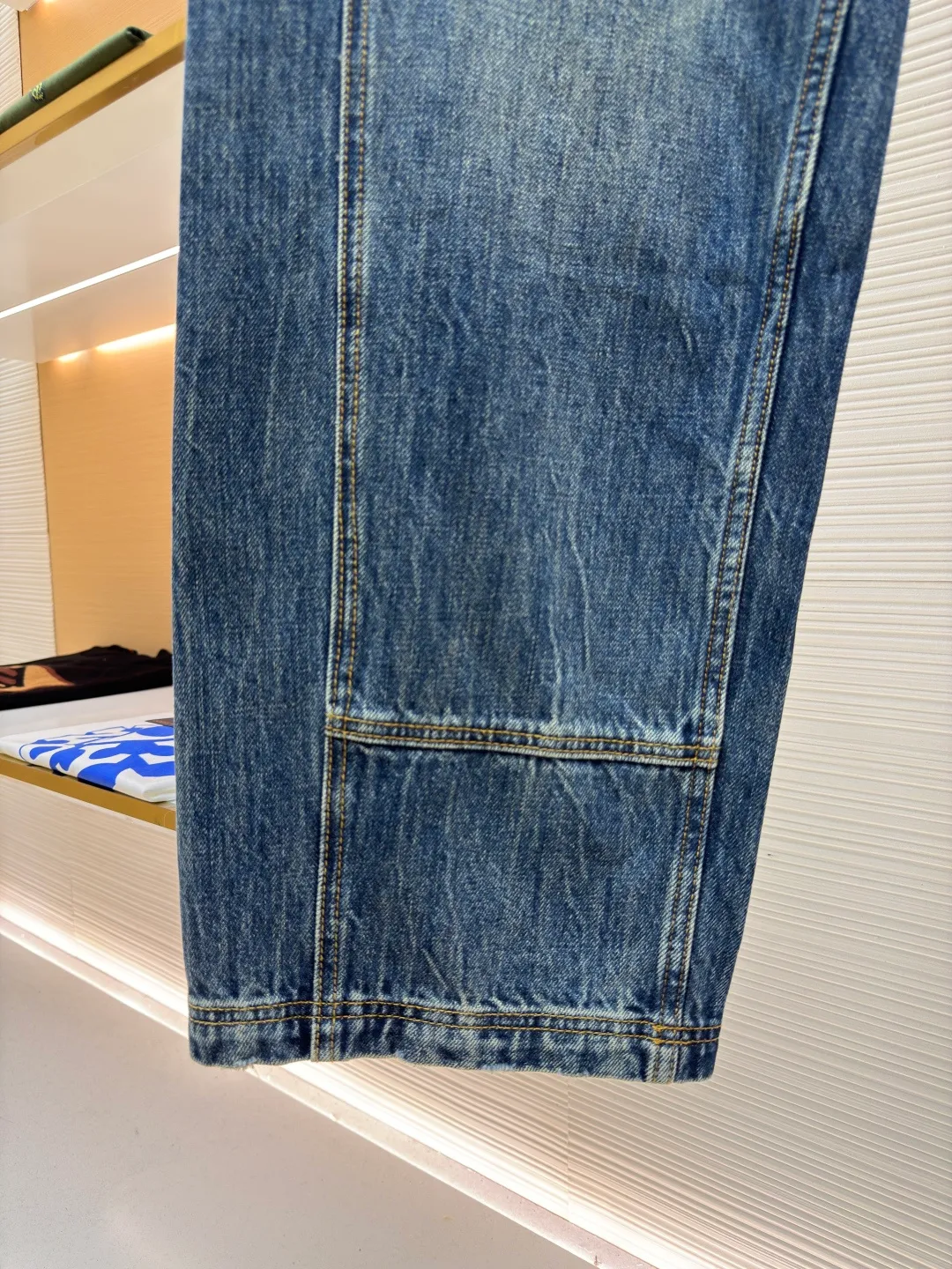 LOUIS VUITTON turquoise frayed work jeans ●Authentic product: Purchased and developed by 15699 ●Item number: 1680527-B35 ●Material: denim fabric ●Technology: frayed production ●Version: Loose fit ●Weight: about 985 grams ●Size: 30-32-34-36 ●Description: Using 7*7 weave 12.5 ounce denim cotton. The weight of the fabric after washing is approximately 420 grams. Wash the garments in batches of 20 pieces to make the color of the garments more even. The garment is frayed and the yeast wash adds to the feel. The access control buttons are made of turquoise material and are made from original molds. Each button features a laser engraved logo. The back leather label uses first-layer cowhide to embosse the icon, and the access zipper uses electroplated distressed I-heads. Made from Japanese washed denim, these jeans feature eye-catching topstitching in a chic wide-leg workwear style, LV logo embroidery on the back pocket, and the brand's exquisite craftsmanship on the ticket pocket and turquoise buttons at the waist. The overall wiring is straight and delicate, the fabric is comfortable and soft, and the color is consistent without color difference. It can be matched with the same style to create a fashionable look and control various occasions. Customized accessories, complete with three standards, same style for men and women!